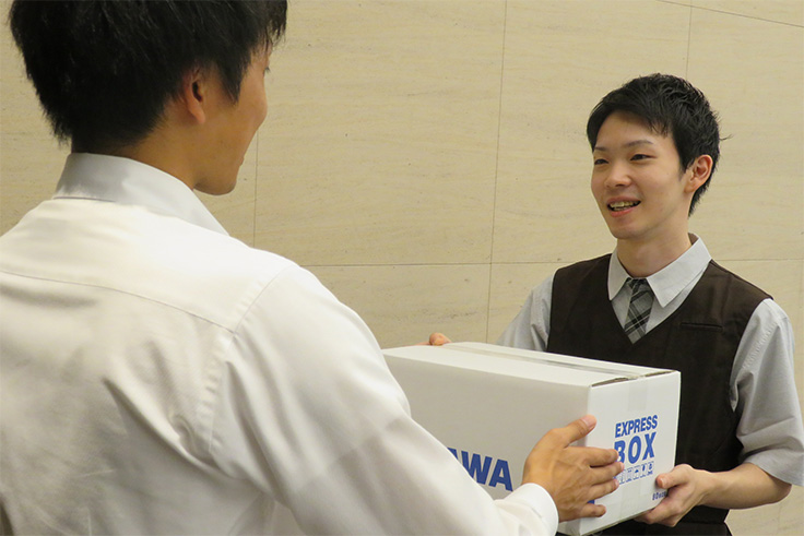 In addition to delivery and collection, staff also respond to customers' logistics inquiries