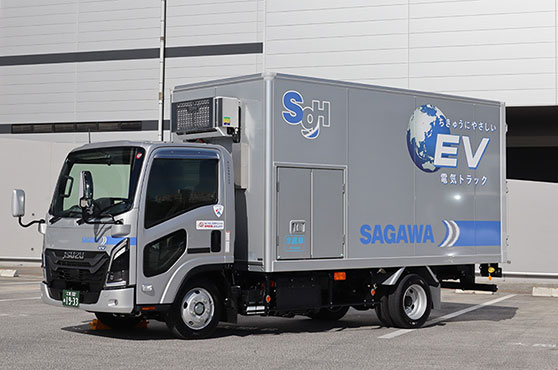 佐川急便EV電気トラック。荷台に SGH、SAGAWA、ちきゅうにやさしい EV 電気トラック の表記。