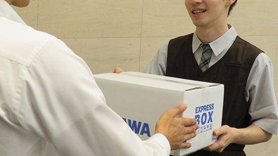 In addition to delivery and collection, staff also respond to customers' logistics inquiries