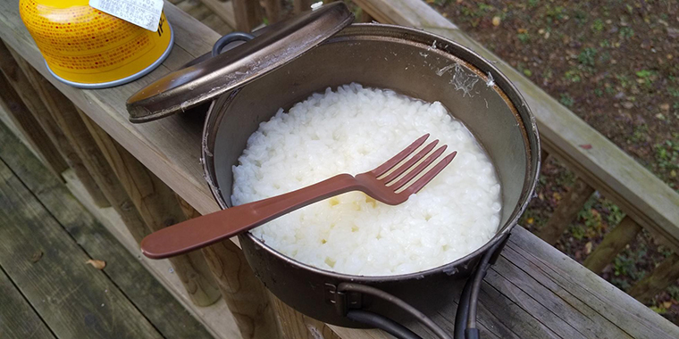 学生が飯盒で炊いたご飯