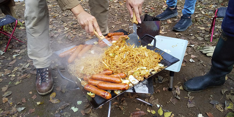 レトルトカレーを食べる前菜として学生たちが食べていた焼きそば