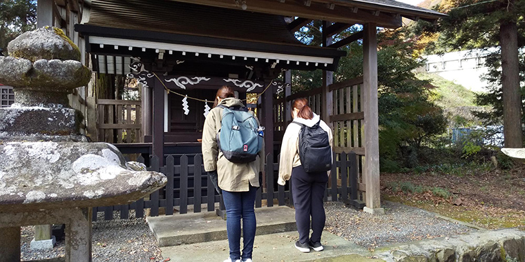 森に入る前にお参り(御霊神社)