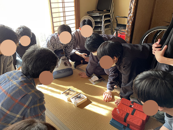 巣を確認する学生たち