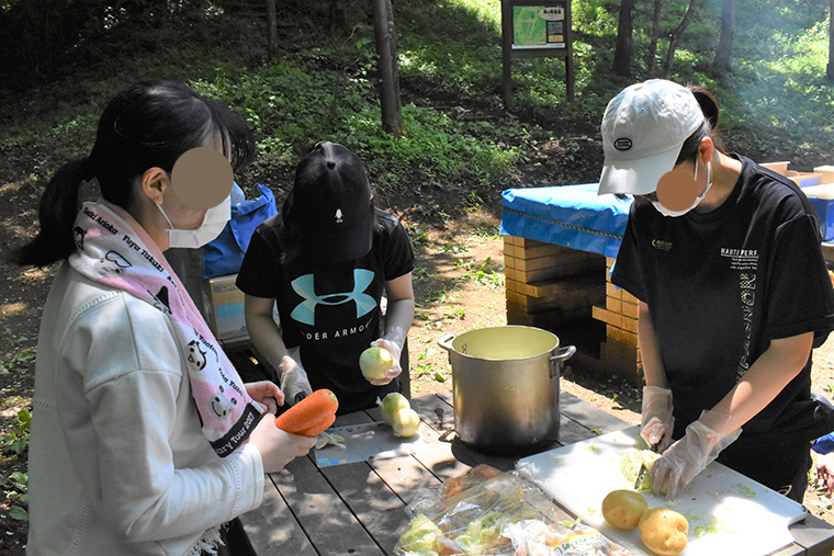 和気あいあいと、交流を深めながら作っています