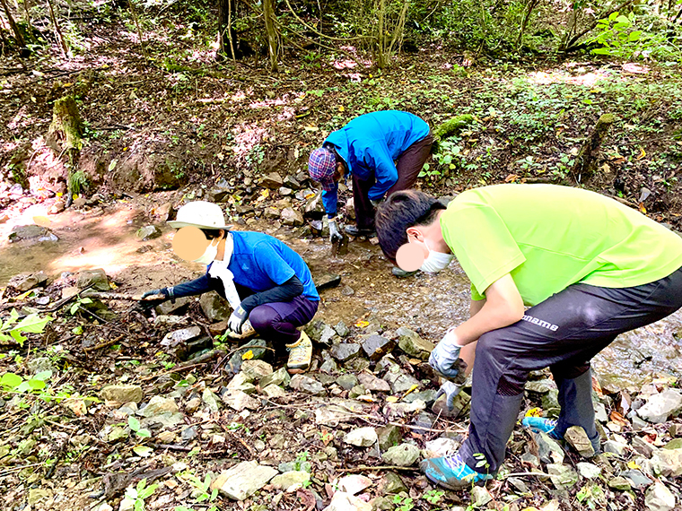 小川に落ちた枝や葉っぱを取り除き川の流れを整えます