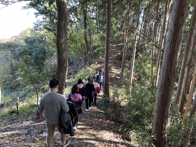 ビュースポットのヤッホー丘をめざして散策