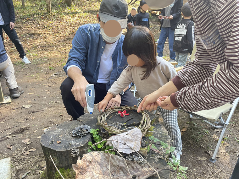 木の実や葉っぱなどで、リースの飾りつけをします"