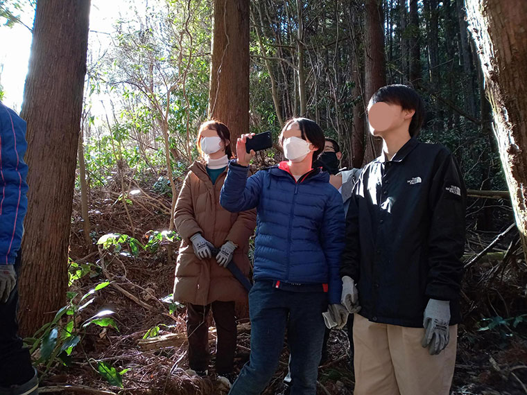 解体した倒木を協力して運びます