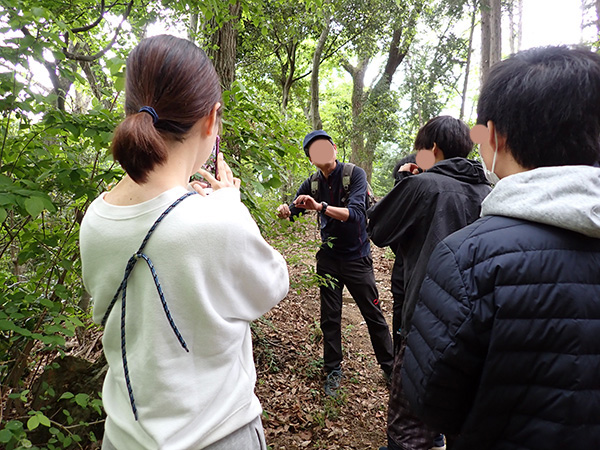 葉のにおいや触感など五感を使って森の自然を感じます