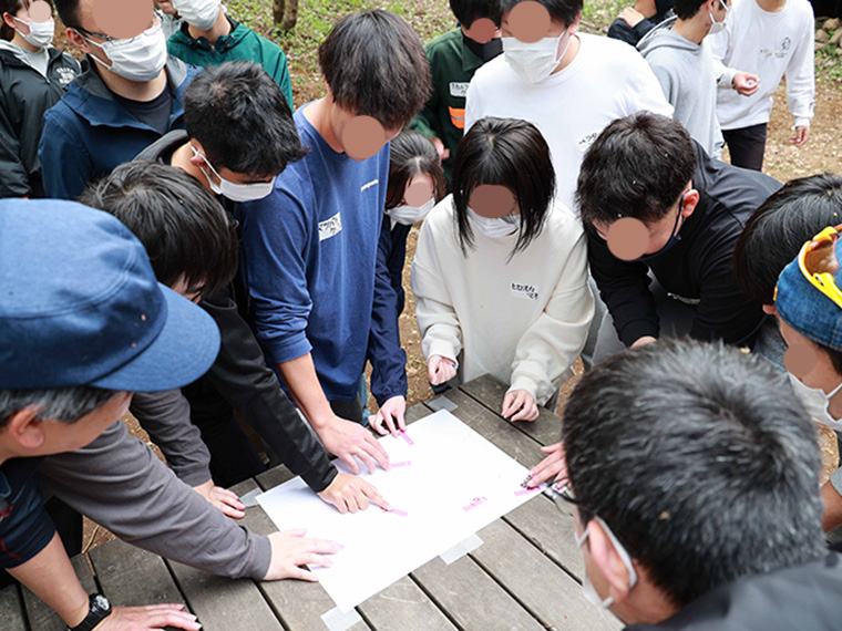 参加者の前でプレゼンテーション。いかに色見本と似ているかを思い思いの言葉でアピールします