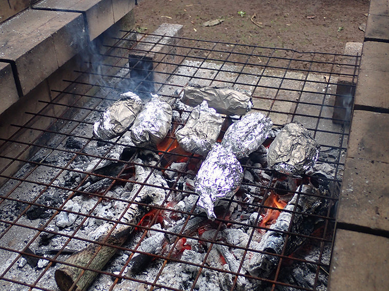 アルミホイルの口をしっかり閉じて炭の上で焼いていきます