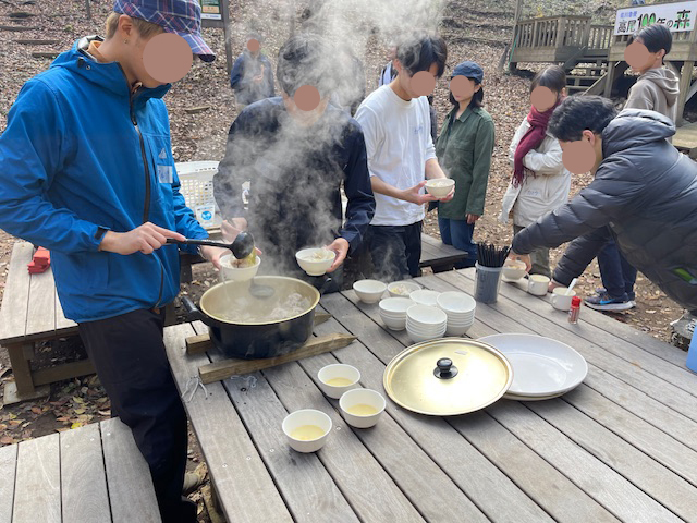 今回はピェンロー(椎茸と白菜、肉類等を煮込んで胡麻油をかけた鍋)をいただきました