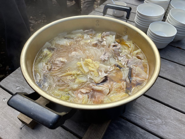 今回はピェンロー(椎茸と白菜、肉類等を煮込んで胡麻油をかけた鍋)をいただきました