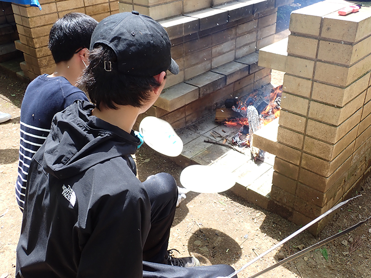 風の送り方にはコツが必要ですが、煙に苦戦しながらも順調に火をおこしていました