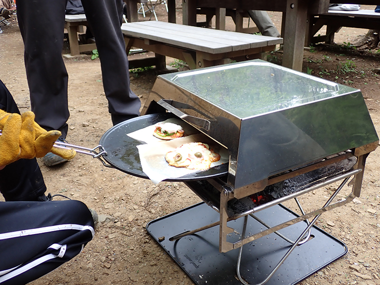 たき火台にピザ窯を設置して焼き上げました