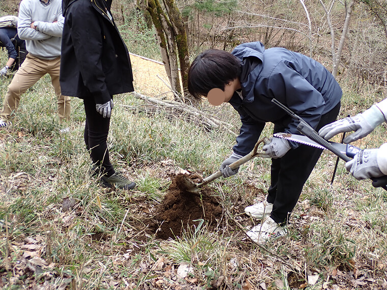30cm程度の穴を掘ります