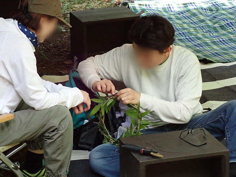 土台ができたら好きなお花や木の実などを使って飾り付けていきます