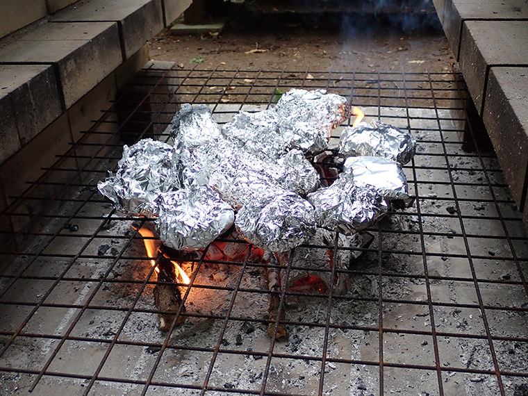 たき火の上で焼いて完成です