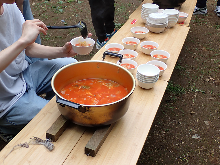 他にもミネストローネやマシュマロ焼などをいただき、屋外での食事を思う存分楽しむ様子が見られました