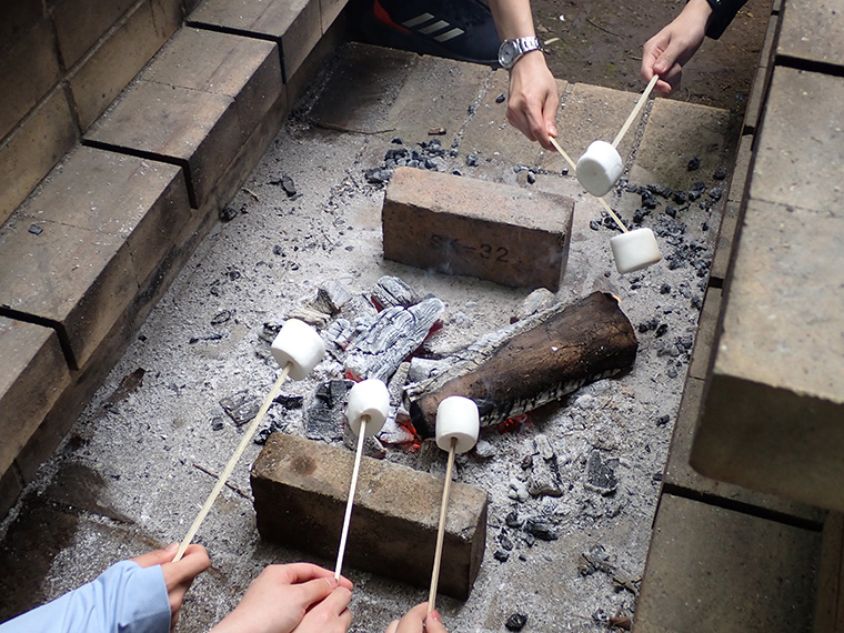 他にもミネストローネやマシュマロ焼などをいただき、屋外での食事を思う存分楽しむ様子が見られました