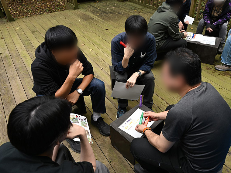 グループに分かれたら、それぞれで高尾100年の森をどう活用できるか話し合いました