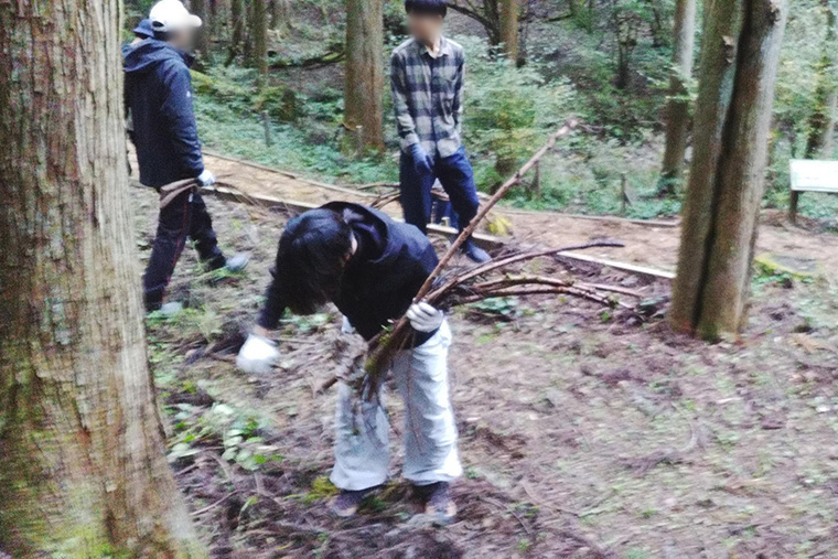 広範囲に散乱している落枝を拾い集める②