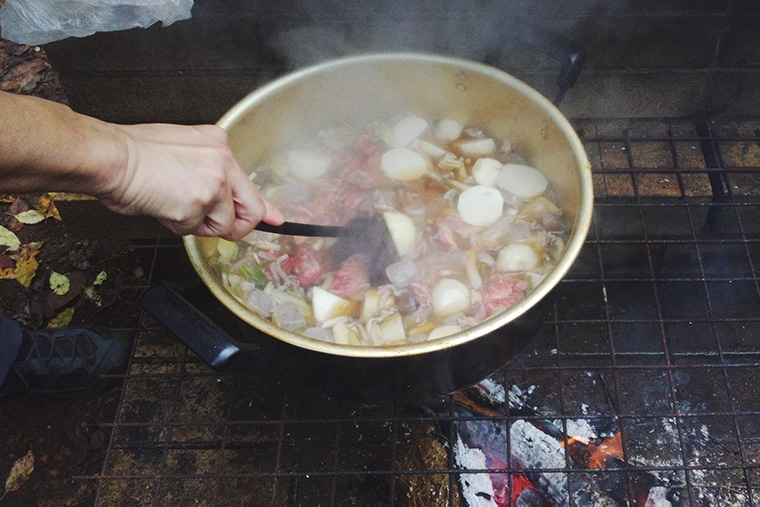 牛肉を入れ醤油で味付けしコトコト煮ます