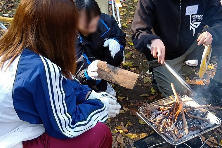 火力が上がったタイミングで薪を上に置き火がうつりチャレンジ成功です