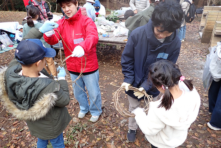 まずはリースの土台を作ります。柔らかいつる性の植物で、輪っかを作りました。つる性の植物を切って使うことでつるに覆われない森づくりにもつながります