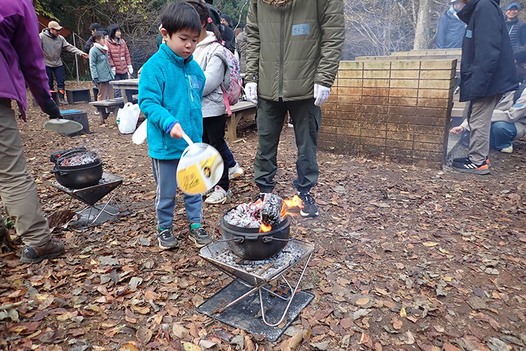 ”近くで細かくやさしく”あおぎます。火のあおぎ方のコツを教わりました