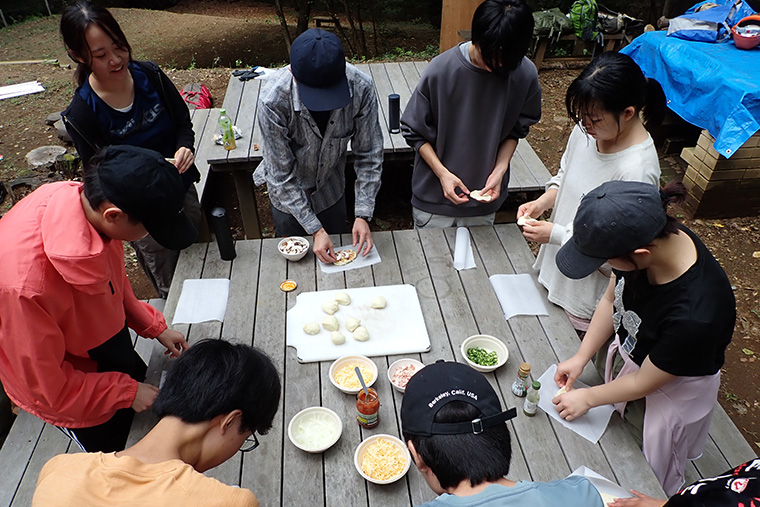 ピザの生地を伸ばし、好きな具材をのせます
