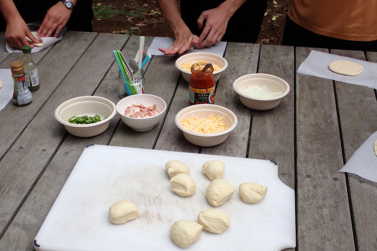 ピザの生地を伸ばし、好きな具材をのせます