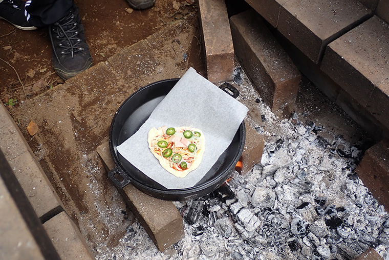 具材をのせたらダッチオーブンに入れます