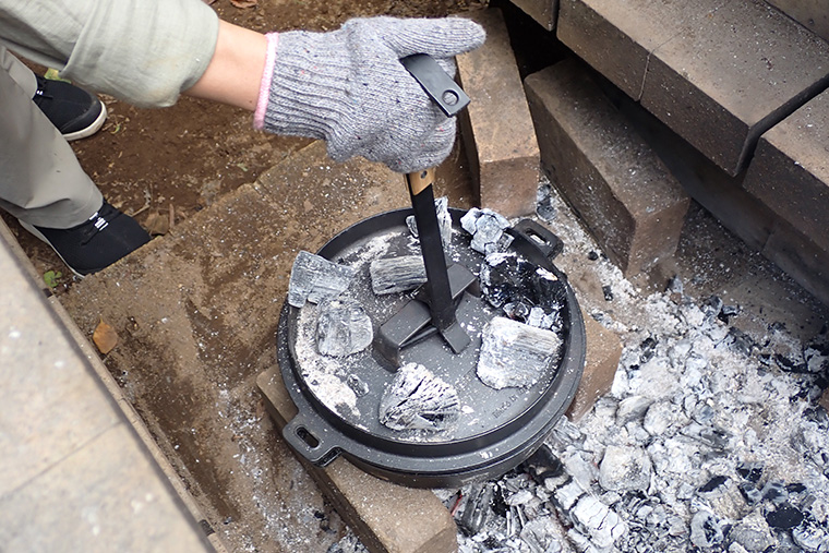 具材をのせたらダッチオーブンに入れます