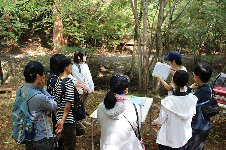 動物が植物の果実などを食べ、別の場所でフンとして種子が散布されること等を説明