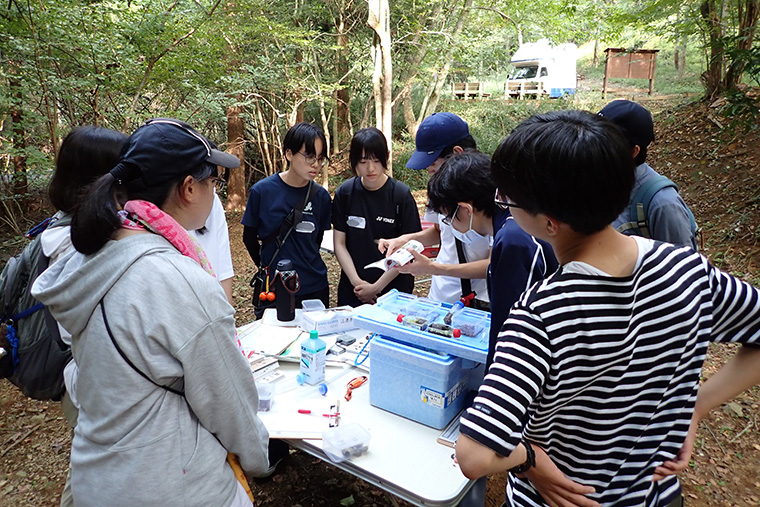 フンを採取した時期や場所によって内容物が違うことを説明