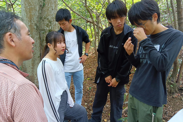 キノコを見つけるとファシリテーターからそのキノコの構造や特徴について説明