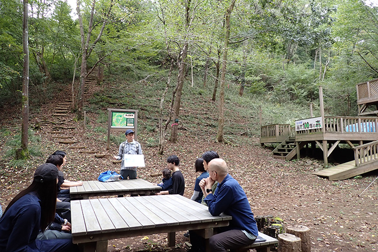 まずはこの森の保全活動と生物多様性への関係性や効果などについてインストラクターから説明を受けました