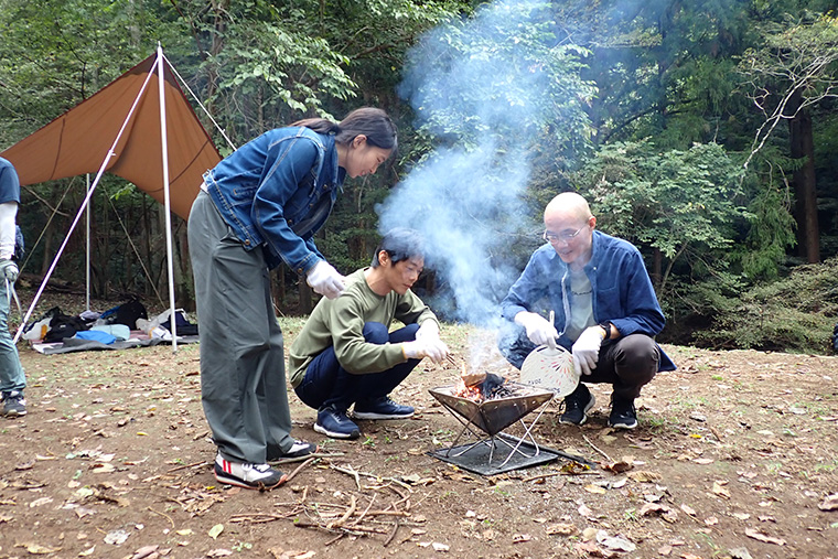 各グループで火のつけ方やうちわの扇ぎ方に違いが見られましたが、最後は無事に火が安定し、美味しくマシュマロ焼きを味わうことができました