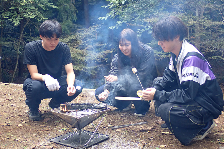 各グループで火のつけ方やうちわの扇ぎ方に違いが見られましたが、最後は無事に火が安定し、美味しくマシュマロ焼きを味わうことができました