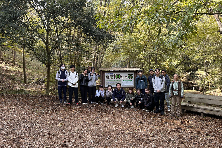 高尾100年の森　看板前での集合写真