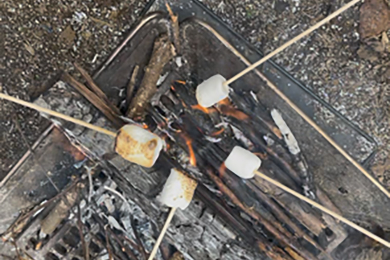 自分たちで火を起こした後は焼きマシュマロを食べました