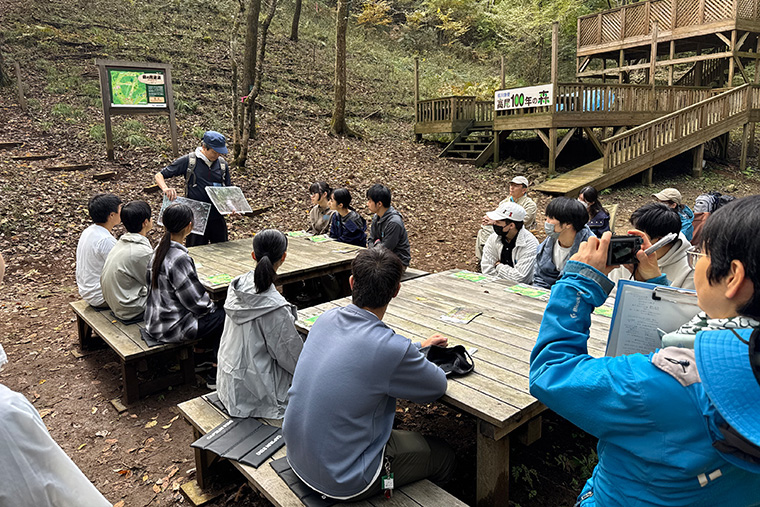 インストラクターから森に棲む生き物のレクチャーを受けます