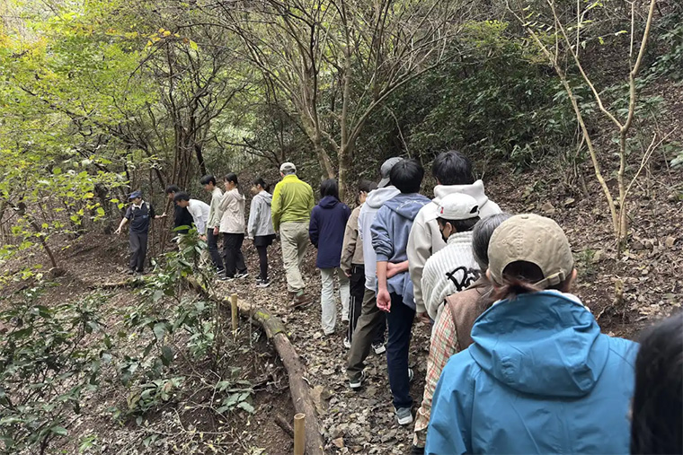 インストラクターの解説のもと周遊道を散策します