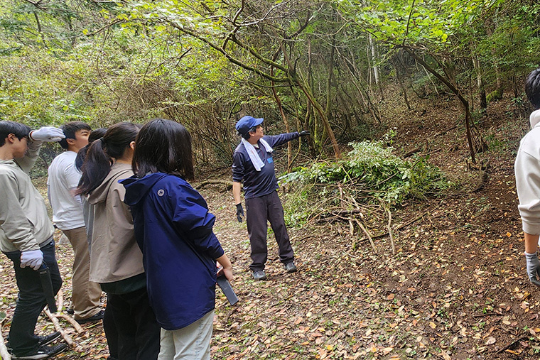 インストラクターから除伐（じょばつ）の際の注意事項などを聞く様子