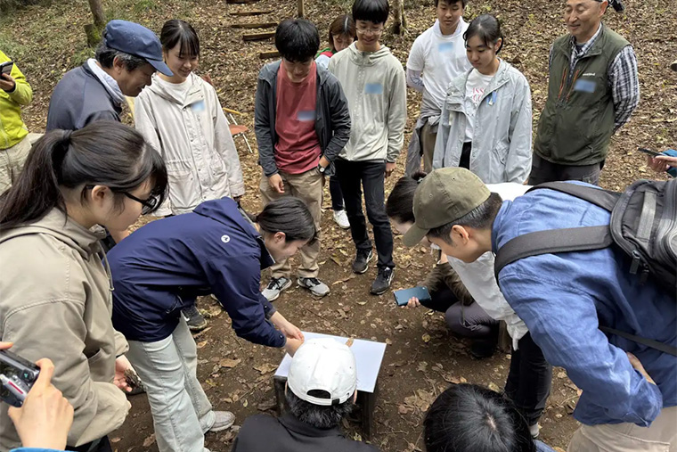 持ってきたもののどこがお題と似ているか熱いプレゼンをしています