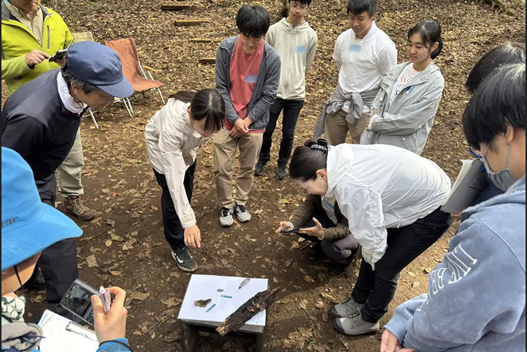 各チーム頭を悩ませた「のしめ色」のプレゼン中です