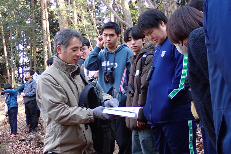 確認された鳥について、ファシリテーターからその場で図鑑を使って特徴などの説明を聞きました