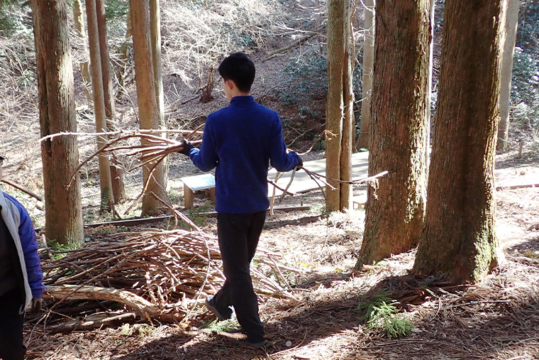 せせらぎ広場やハンモック広場の落枝を拾いました。薪に活用します。