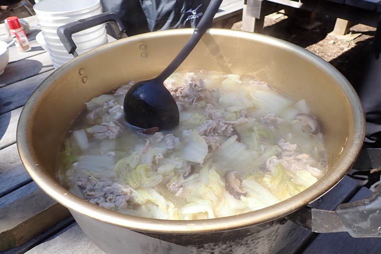 今回はピェンロー鍋(白菜・豚肉・春雨を干し椎茸のだし汁で煮込んでごま油をかけた中国の鍋料理)をいただきました。疲れた体を回復させる優しく温かい一品でした。